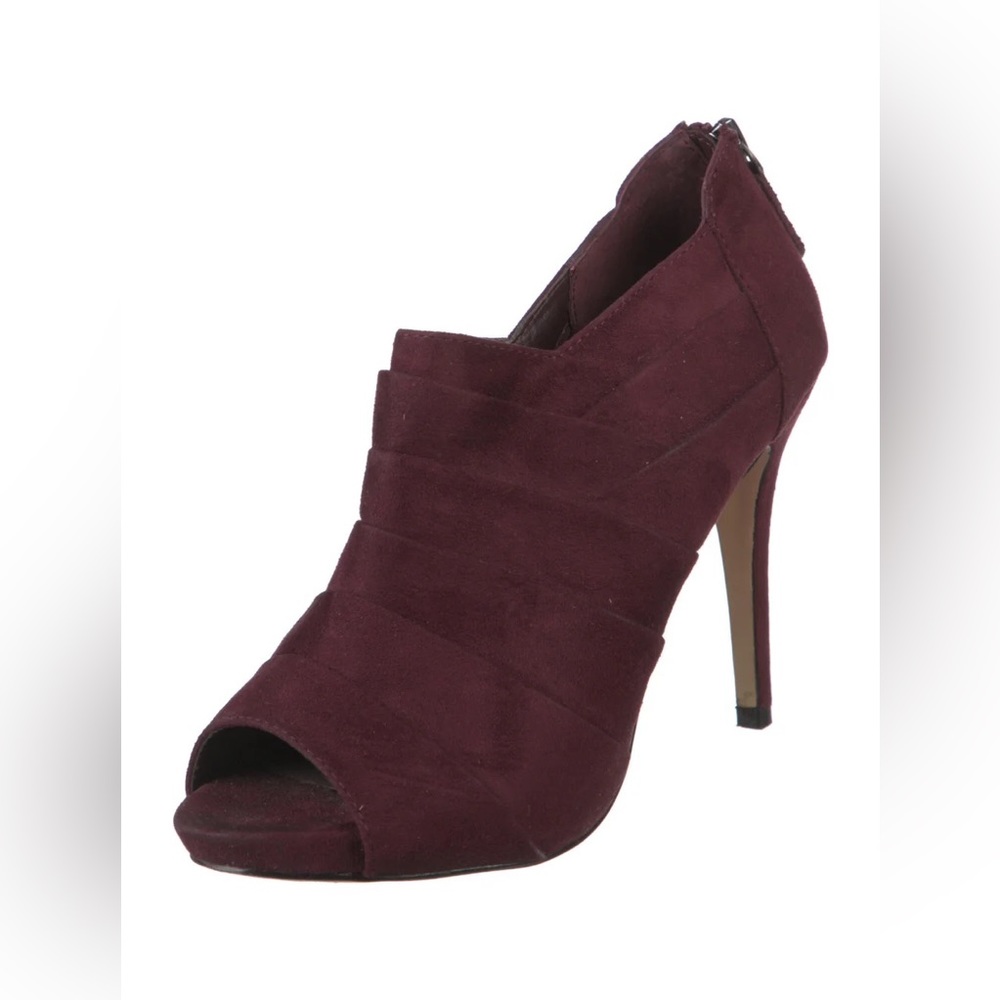 SAKS FIFTH AVENUE
Suede Pumps
Size: 7.5 | IT 37.5